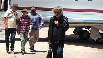 Llegó. El Indio baja del avión junto con el productor Marcos Peuscovich y un seguridad. Más adelante va Julio Sáez, el manager.