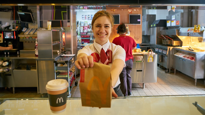 Empleada de McDonalds reveló qué tienen sus desayunos y dejó a todos helados