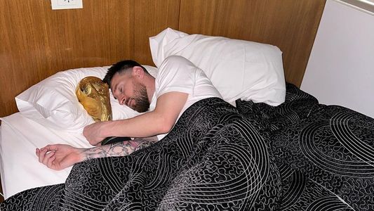 Lionel Messi, enamorado de la Copa del Mundo: las fotos de la intimidad de su cuarto en el predio de Ezeiza