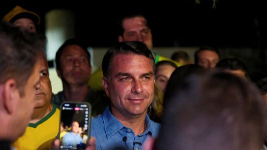 Flávio Bolsonaro celebró su triunfo y lanzó un mensaje de cara al balotaje: Brasil quiere un cambio