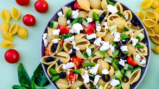 Ensalada griega de pasta: cómo hacer en casa una receta fresca y deliciosa