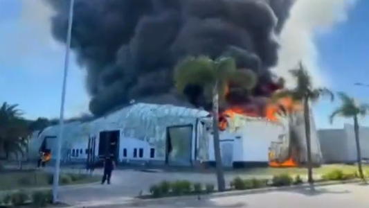 Feroz incendio en un depósito de Benavídez: una densa columna de humo generó alarma en Tigre