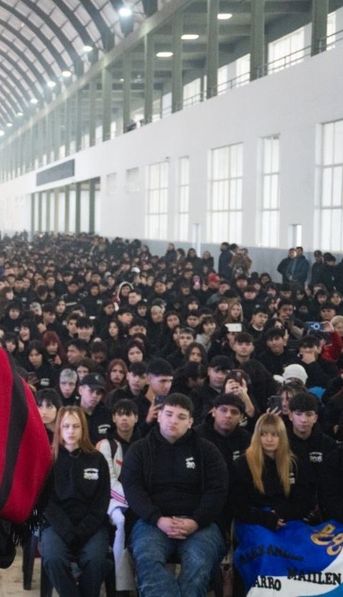 Mario Ishii encabezó la entrega de cinco mil buzos de egresados para estudiantes de José C. Paz