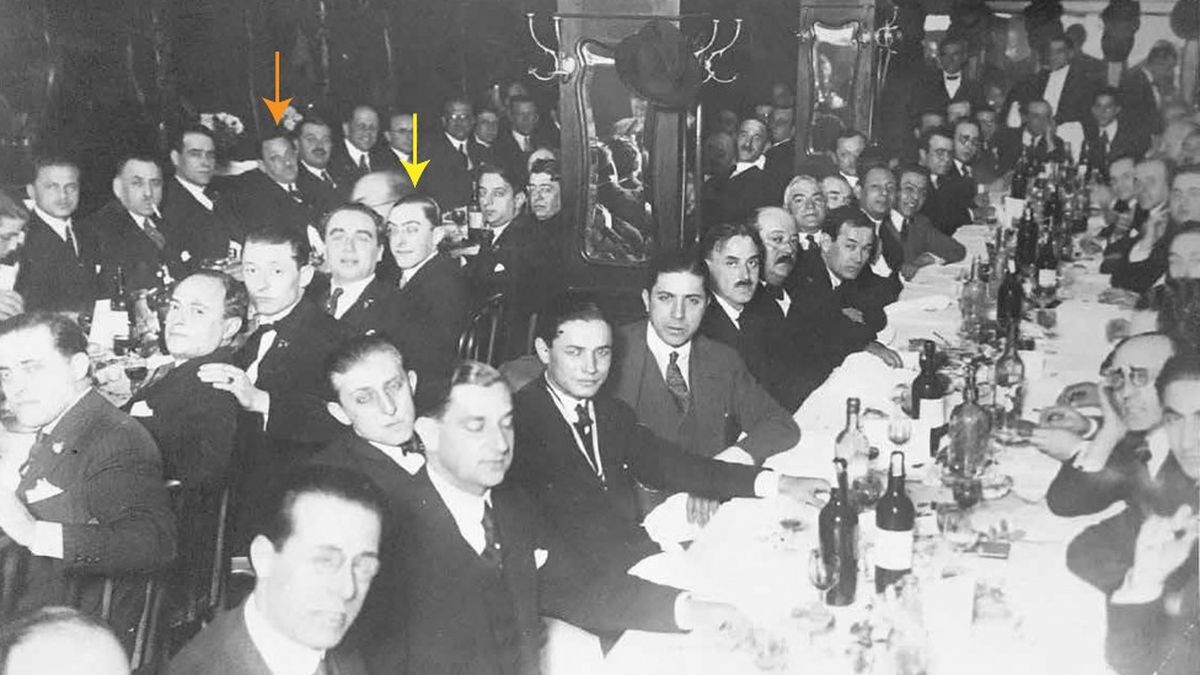 Enrique (flecha naranja) y Adolfo (flecha amarilla), los abuelos de Martín, en una cena en la que estaba su amigo Carlos Gardel. (Foto: Familia Gluksmann)
