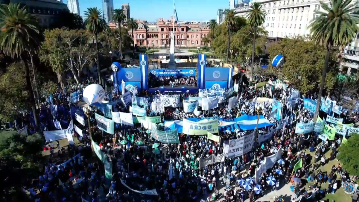 La Confederación General del Trabajo se moviliza en Plaza de Mayo en la previa del Día del Trabajador con fuertes críticas al Gobierno. (Foto: captura).