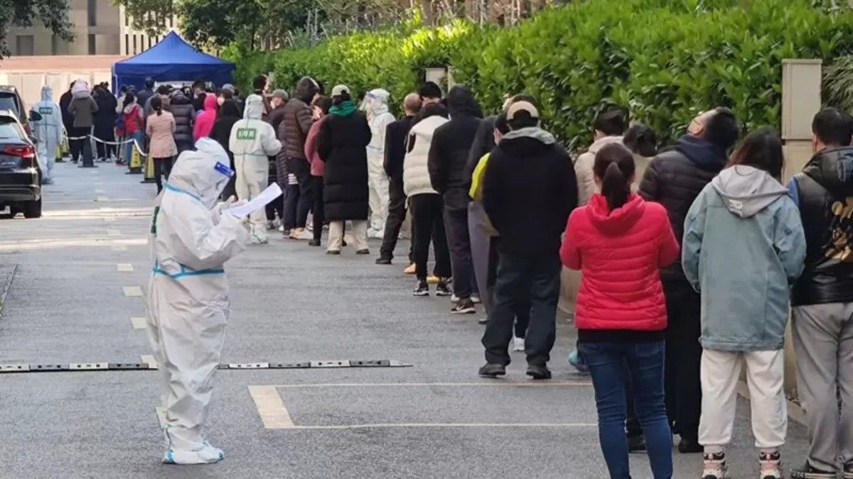 Largas filas para testearse en Shanghai luego de tres semanas de repunte de contagios por coronavirus en China (Foto: Getty Images)