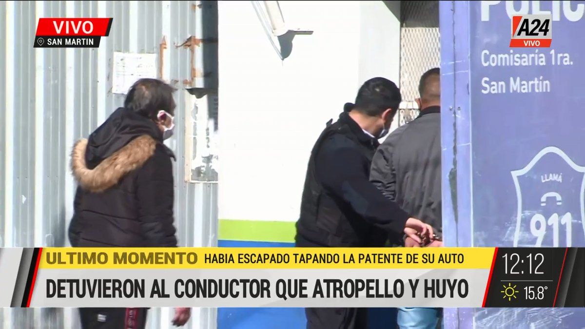 Así ingresaba en la comisaría el conductor detenido por atropellar a una mujer y huir en San Martín. (Captura de Tv)