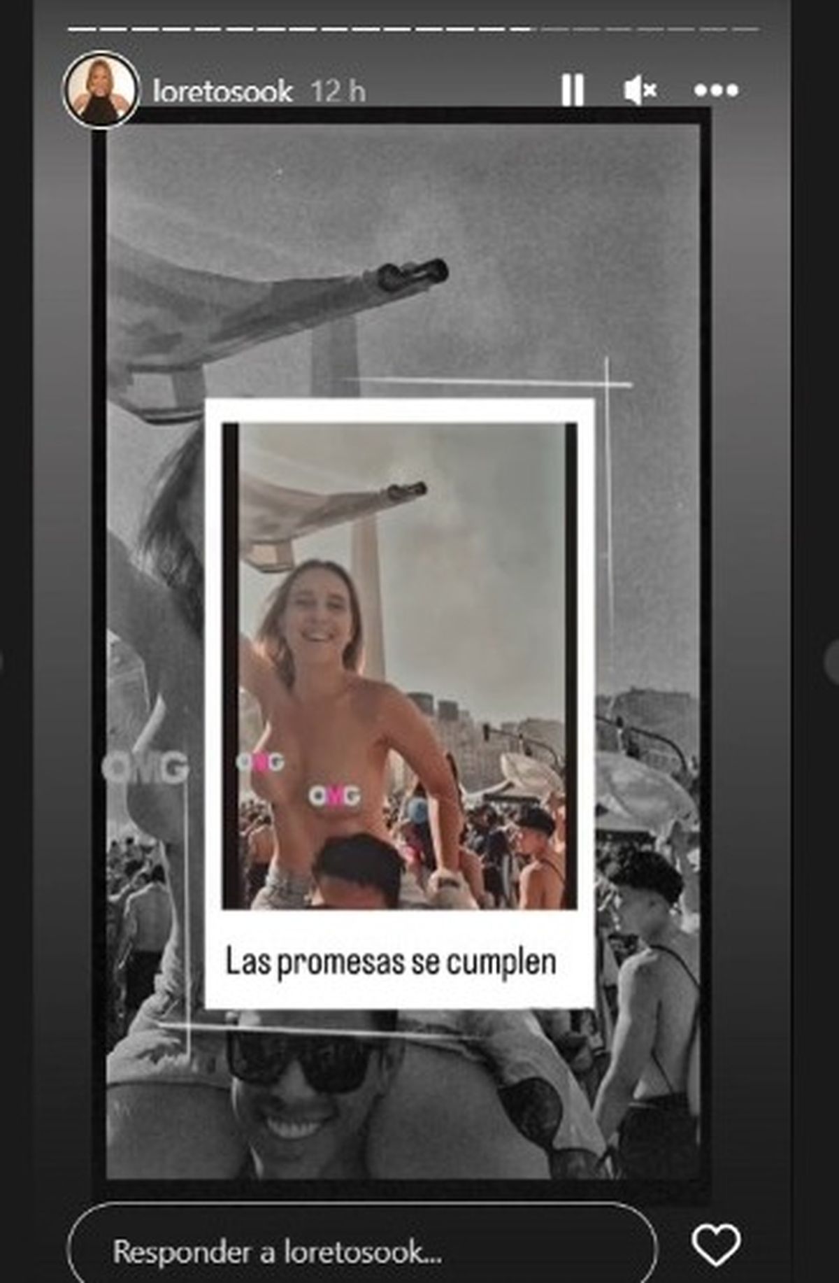 Una periodista hizo topless en pleno Obelisco tras el triunfo de la  Selección Nacional