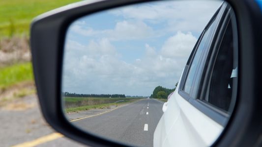 Paró en la ruta para ir al baño, volvió al auto y manejó 160 km sin darse cuenta de que había dejado a la esposa