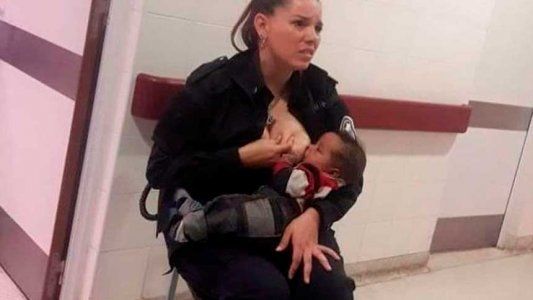 Una mujer policía amamantó a un bebé internado por desnutrición en un hospital
