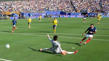 Con dos goles de Mbappé, Francia le ganó a Suecia 3 a 0 y se clasificó para octavos del mundial
