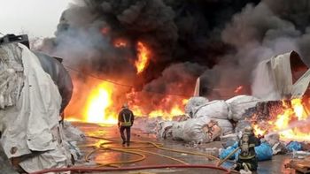 Voraz incendio afectó a depósito de cartoneros en Villa Fiorito. Voraz incendio afectó a depósito de cartoneros en Villa Fiorito.