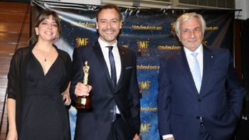 la alegria de adrian pallares tras haber ganado su primer martin fierro