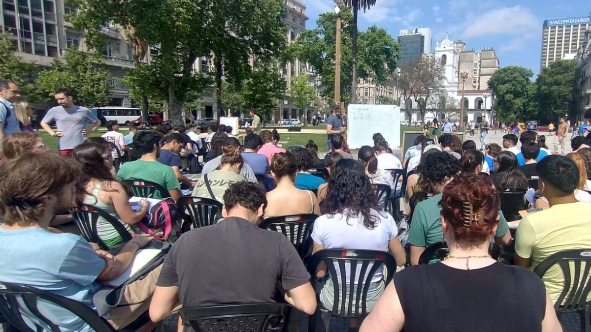 Clases públicas en Plaza de Mayo. (foto: redes)