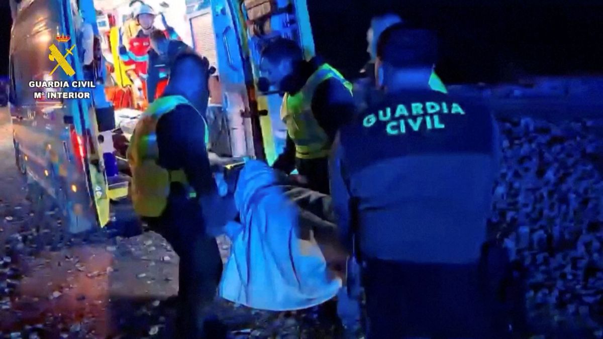 La guardia civil y el SAMU ( similar al SAME de Buenos Aires), trabajaron toda la noche para rescatar a las víctimas. (foto Reuters)