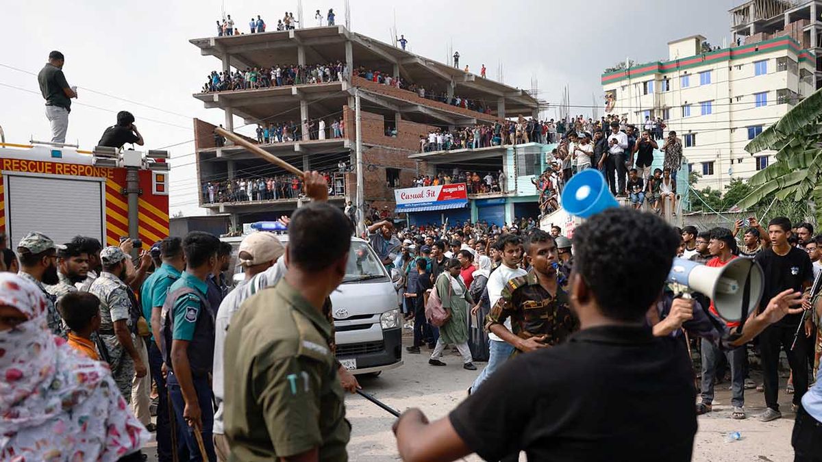 Bangladesh declara duelo nacional tras la ca&iacute;da de un avi&oacute;n militar en una universidad. (Foto: Reuters)