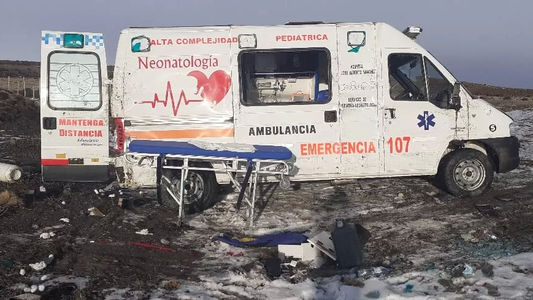 Volcó una ambulancia con un embarazada adentro en la ruta 40