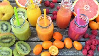 El jugo detox hace lo contrario de lo que dicen: la dura advertencia de un ingeniero bioquímico
