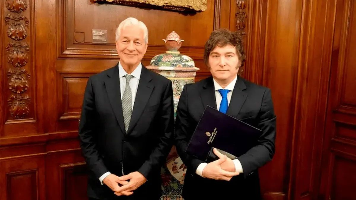 Jamie Dimon y el presidente Javier Milei. Los grandes bancos de EE.UU. tienen un plan alternativo para no poner 20.000 millones de dólares como sostén de la macro argentina. (foto: Gentileza U24)
