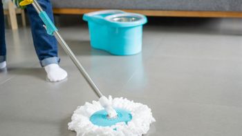 El truco de tirar vinagre en los pisos de casa: para qué sirve y por qué recomiendan hacerlo