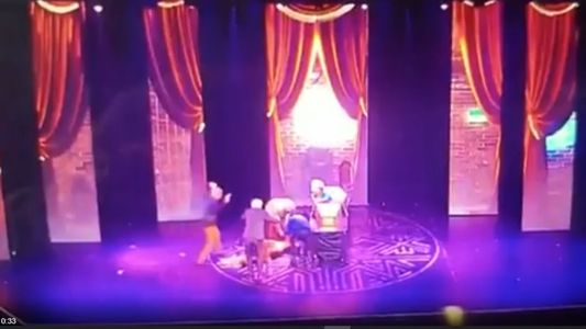 Fuerte caída de Georgina Barbarossa en pleno escenario: debió ser ayudada por sus compañeros