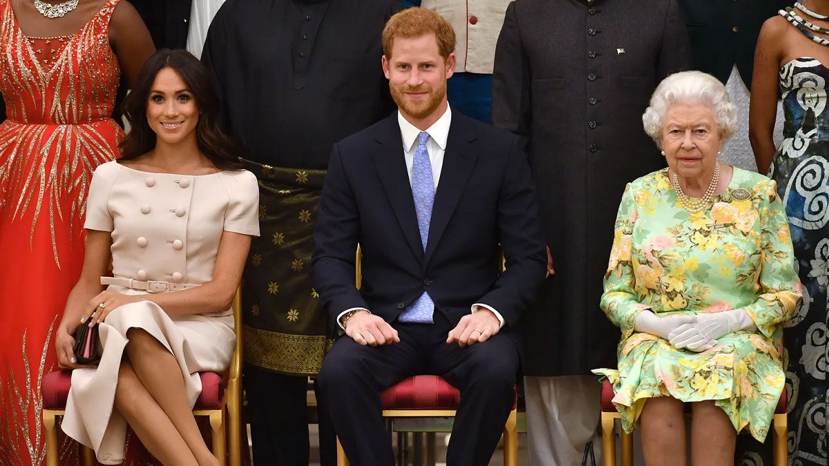 Una de las últimas fotos con la reina Isabel. En enero de 2020, antes de partir para establecerse en los Estados Unidos. (Foto:Gentileza Vogue)