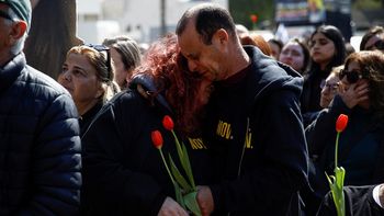 Israel de duelo: las desgarradoras postales del entierro de la familia Bibas