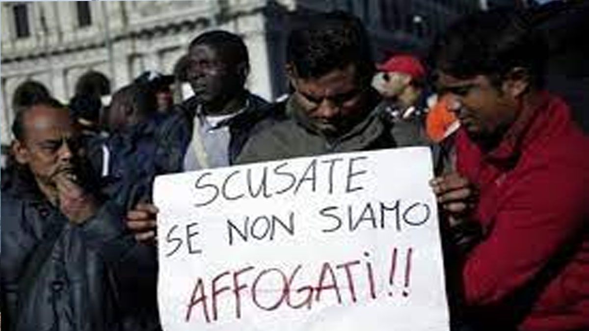 "Perd&oacute;n que no nos hayamos ahogado" dice un ir&oacute;nico cartel de inmigrantes en Italia (Foto: Gentileza Settimane News)