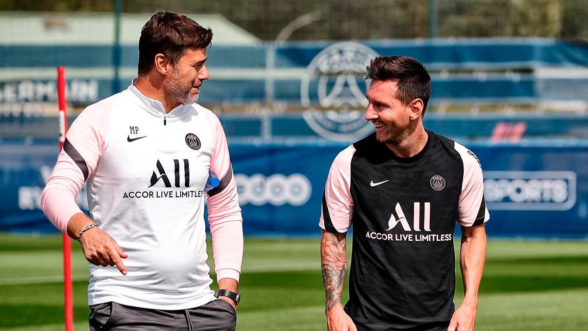 Messi y Pochettino dialogan en una de las prácticas.