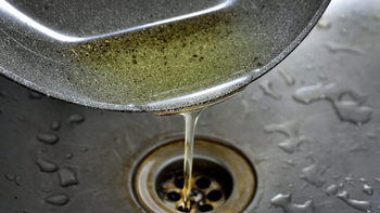 ¡No tirés el aceite por la cañería!: fomentás la contaminación de miles de litros de agua