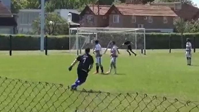 Viral: el gol de tiro libre físicamente imposible que hizo un arquero amateur y que le valió el halago de Chilavert