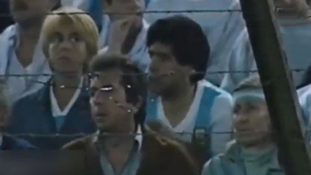 Diego Maradona en la platea de la cancha de River el día del humillante 5 a 0 contra Colombia por las eliminatorias de 1993. Fue convocado como 