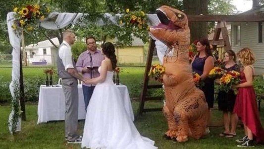 La novia le dijo ponete lo que quieras a su hermana: fue disfrazada de dinosaurio al casamiento