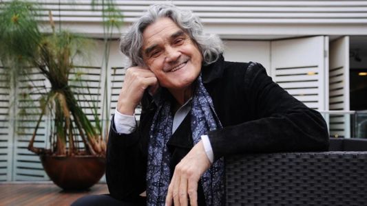 Despidieron a Lito Cruz derramando champagne sobre su ataúd