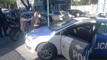 Una madre dejó a su bebé encerrado más de una hora en el auto