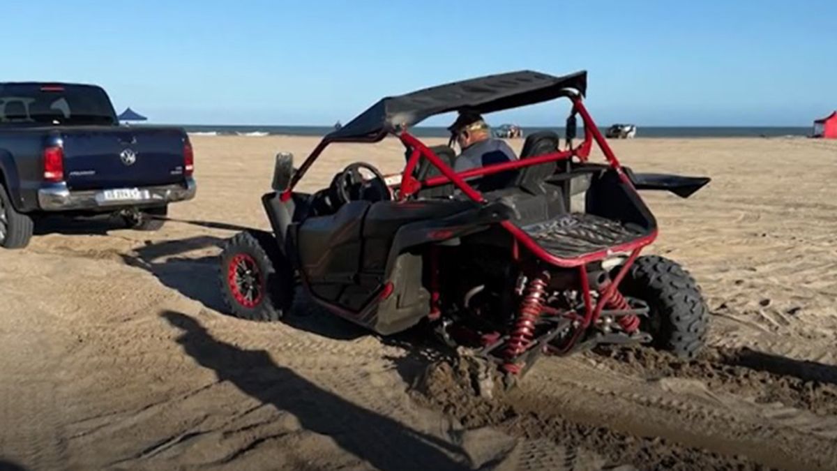 Vuelco en Villa Gesell: una mujer est&aacute; grave tras un accidente con un UTV en los m&eacute;danos. (Foto: captura A24)