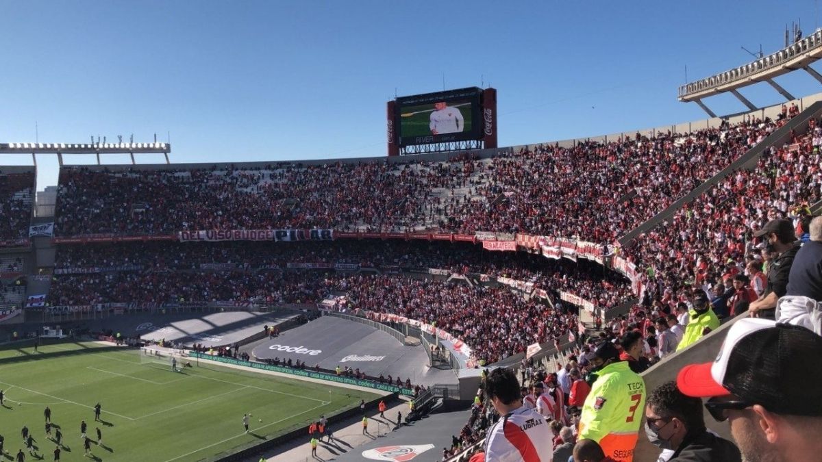 Las tribunas del estadio Monumental estuvieron casi colmadas durante el superclásico ante Boca.