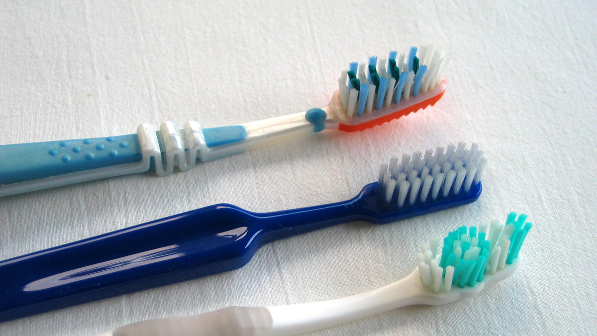 Casi nadie lo sabe: qué significan los colores en los cepillos de dientes