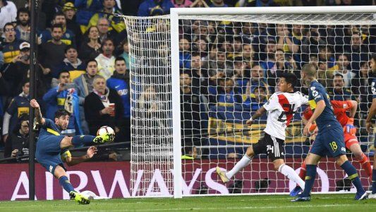 Pablo Pérez tuvo la primera para Boca, pero remató a las manos de Armani