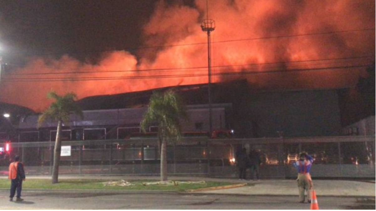 Voraz incendio en una fábrica de San Fernando (Foto: NA).