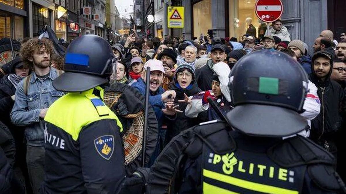 La policía de Ámsterdam choca con grupos propalestinos. Hubo más de un centenar de detenidos. (Foto: Gentileza The mirror)