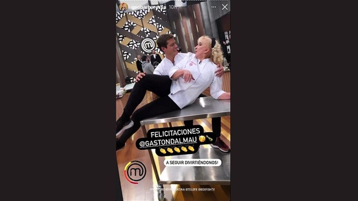 El saludo de Georgina Barbarossa a su contrincante Gastón Dalmau, tras enterarse que la producción decidió consagrar ganador de MasterChef Celebrity al joven actor en la emisión final.
