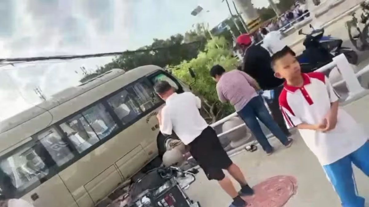 Un colectivo escolar atropelló a 24 personas en China y causó la muerte de 11 entre padres y alumnos. (Foto: Captura de TV)
