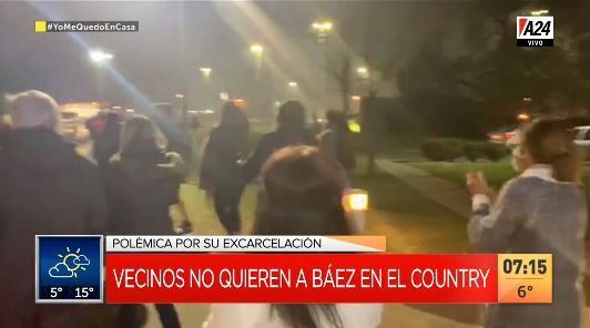 Los vecinos de Lázaro Báez protestaron frente a su casa en Pilar