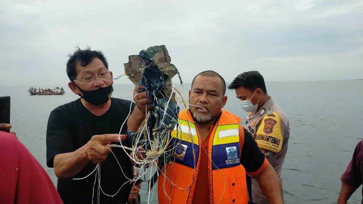 Localizaron las cajas negras del avión que se estrelló en Indonesia