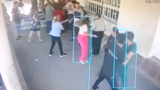 Furia en un hospital: un médico fue atacado a rodillazos por la familia de un paciente