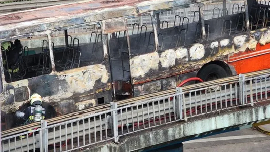 Así se prendió fuego un micro escolar en General Paz y Libertador