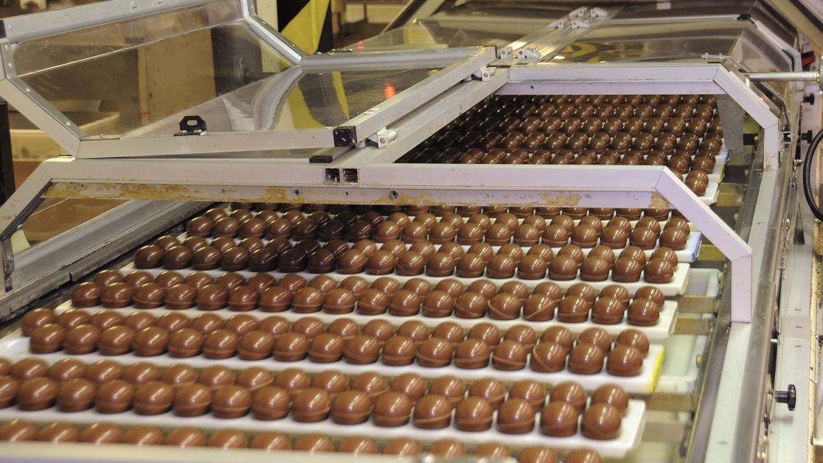 Retiran del mercado un famoso huevo chocolate por casos de salmonella: ¿cómo detectarla?
