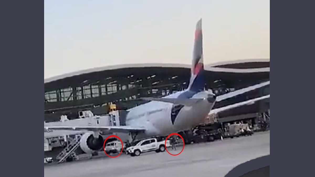 En los círculos, el destaque de la camioneta del grupo comando y la respuesta del agente aeronáutico. (Foto: Gentileza EMOL)
