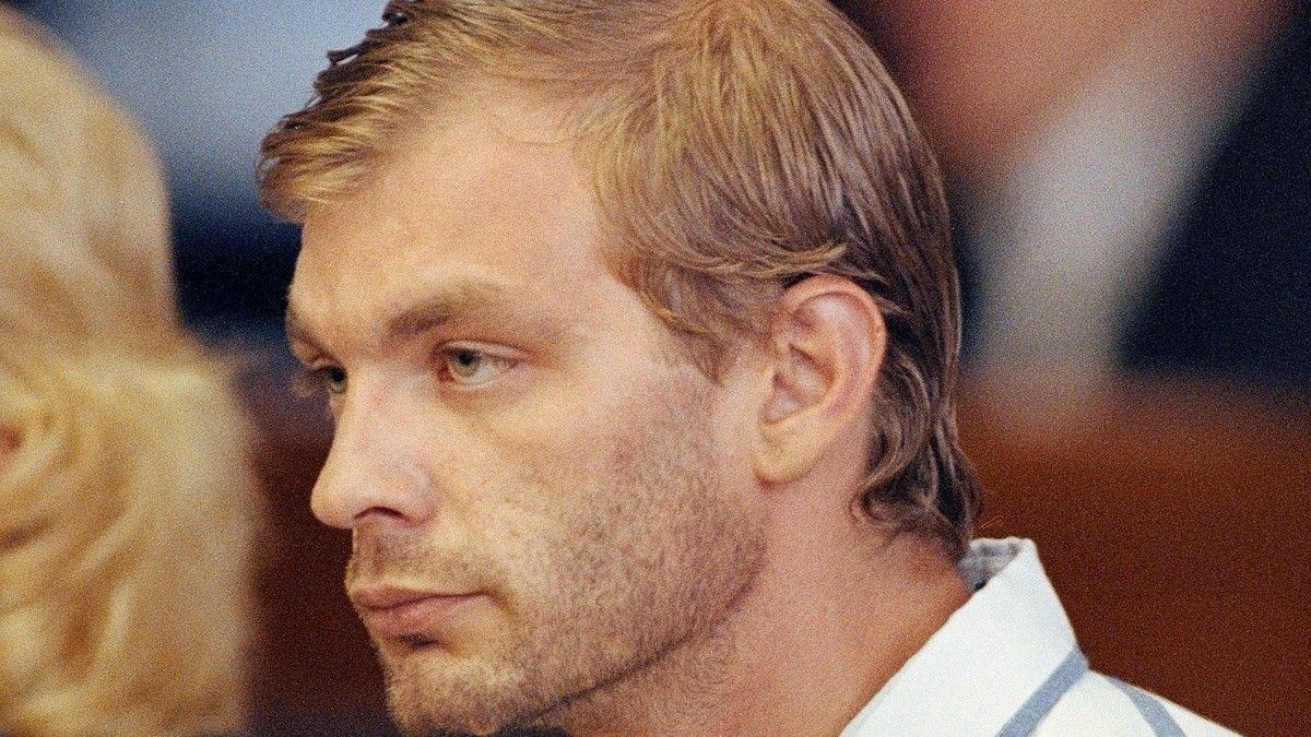 Jeffrey Dahmer fue sentenciado a 900 años de prisión. 